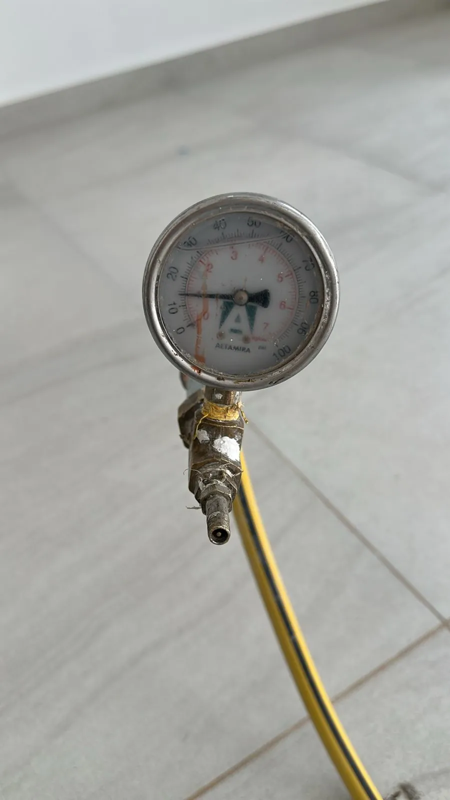 Manómetro usado en una prueba de hermeticidad que reveló una fuga de gas bajo el piso