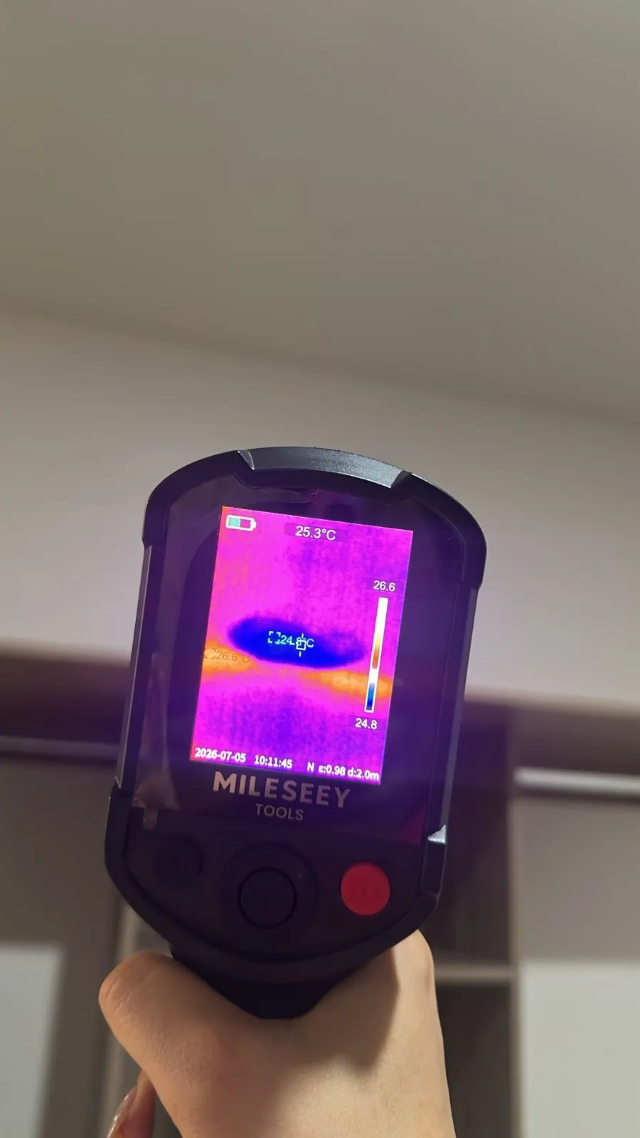 Cámara termográfica mostrando una variación de temperatura que reveló una fuga de agua oculta